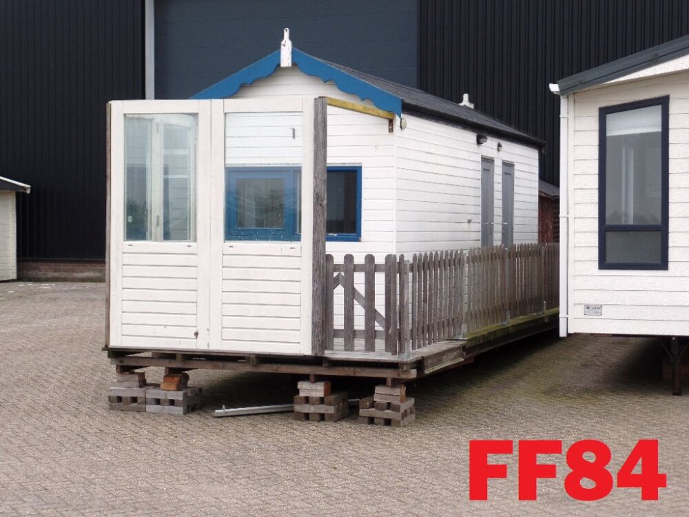 FF84 Strandhuisje met vlonderterras